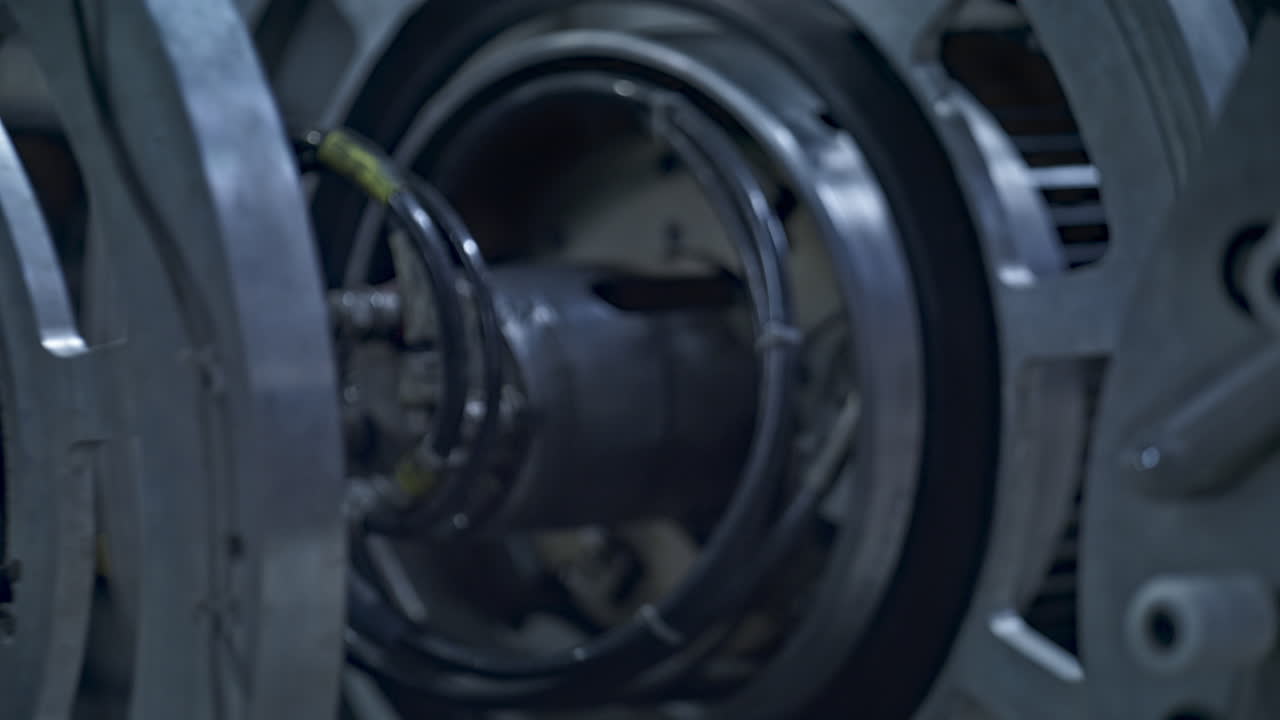 equipo de fabricación de neumáticos robóticos de primer plano producto de hilado en la fábrica