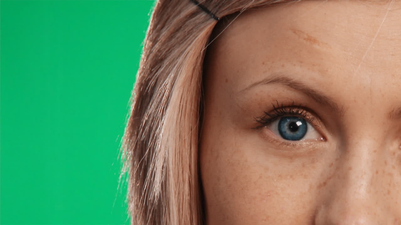 녹색 스크린에 있는 여자