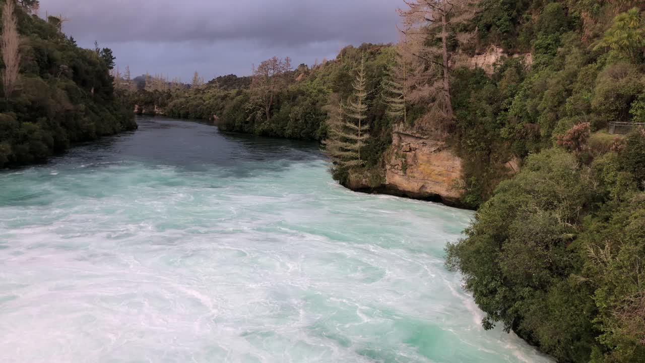 Wirująca masa wody u podnóża wodospadów Huka Falls w Parku Turystycznym Wairakei, zwolnione tempo