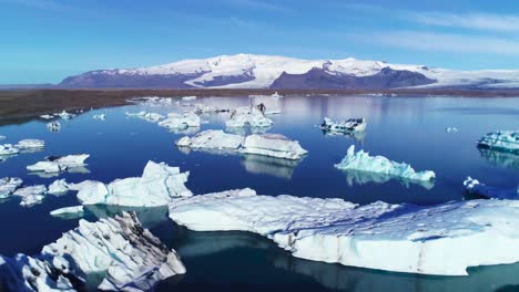 冰山在冰島的冰川湖 (jökulsárlón glacier lagoon) 中的冰山上空的美麗景色