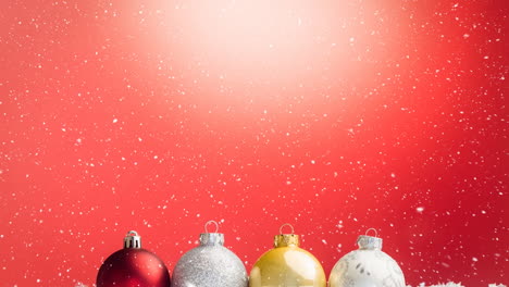 caída de nieve con la decoración de bolas de navidad