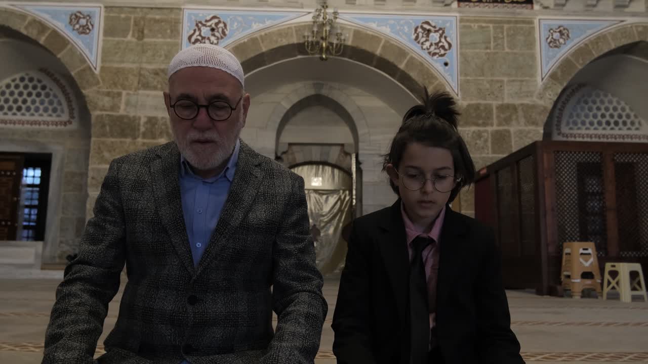 기도 하는  ⁇ 은이 와 소년