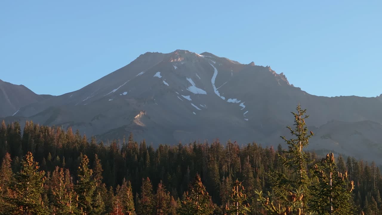 Vista serena del Monte Shasta circondato da foreste lussureggianti in California