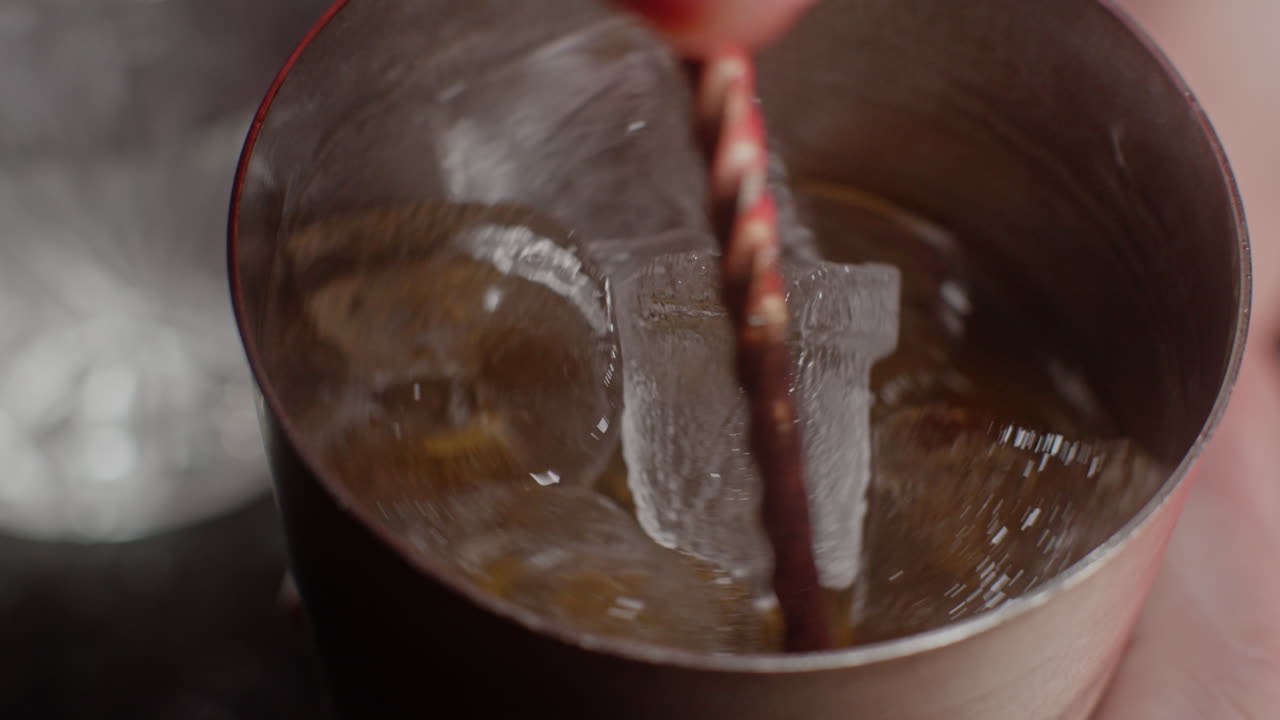 preparando un cóctel