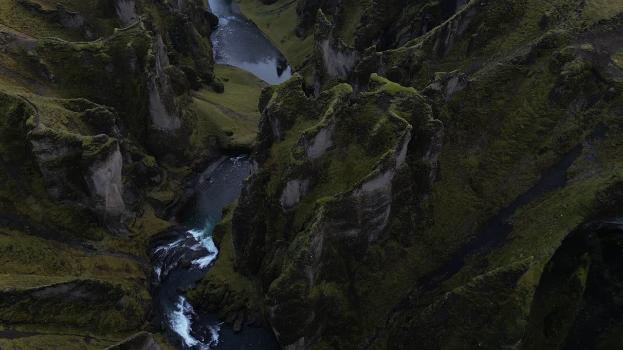 el cañón de fjadrargljufur en islandia durante la temporada de otoño, aero