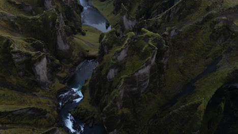 Cañón-Fjadrargljufur-En-Islandia-Durante-La-Temporada-De-Otoño,-Aéreo