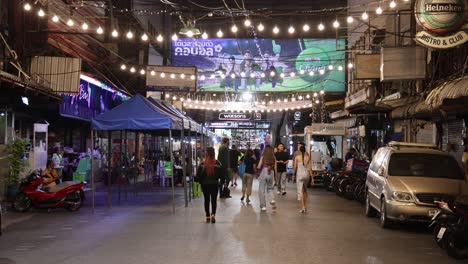 peatones navegando por un animado mercado nocturno