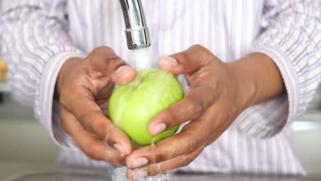 el lavado de manzanas frescas a mano,
