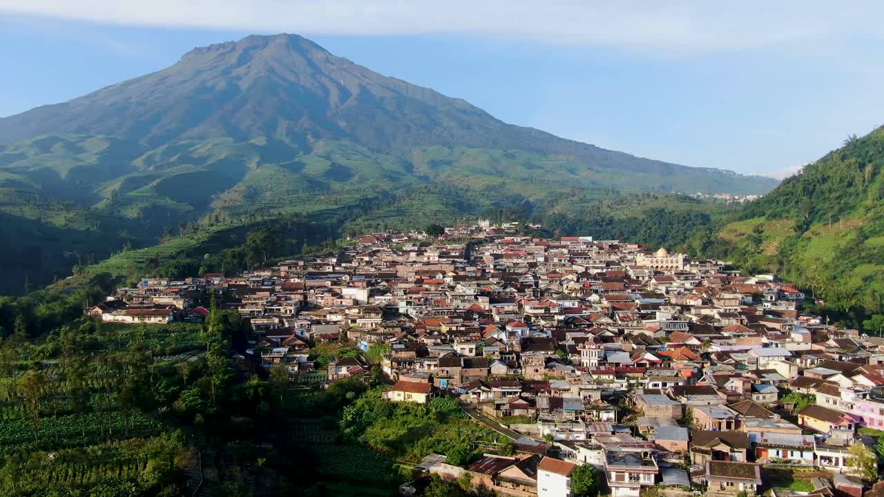 pueblo pintoresco al pie del monte sumbing, java indonesia, vista aérea