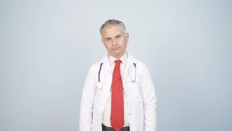 el médico mira a la cámara con una expresión sencilla.