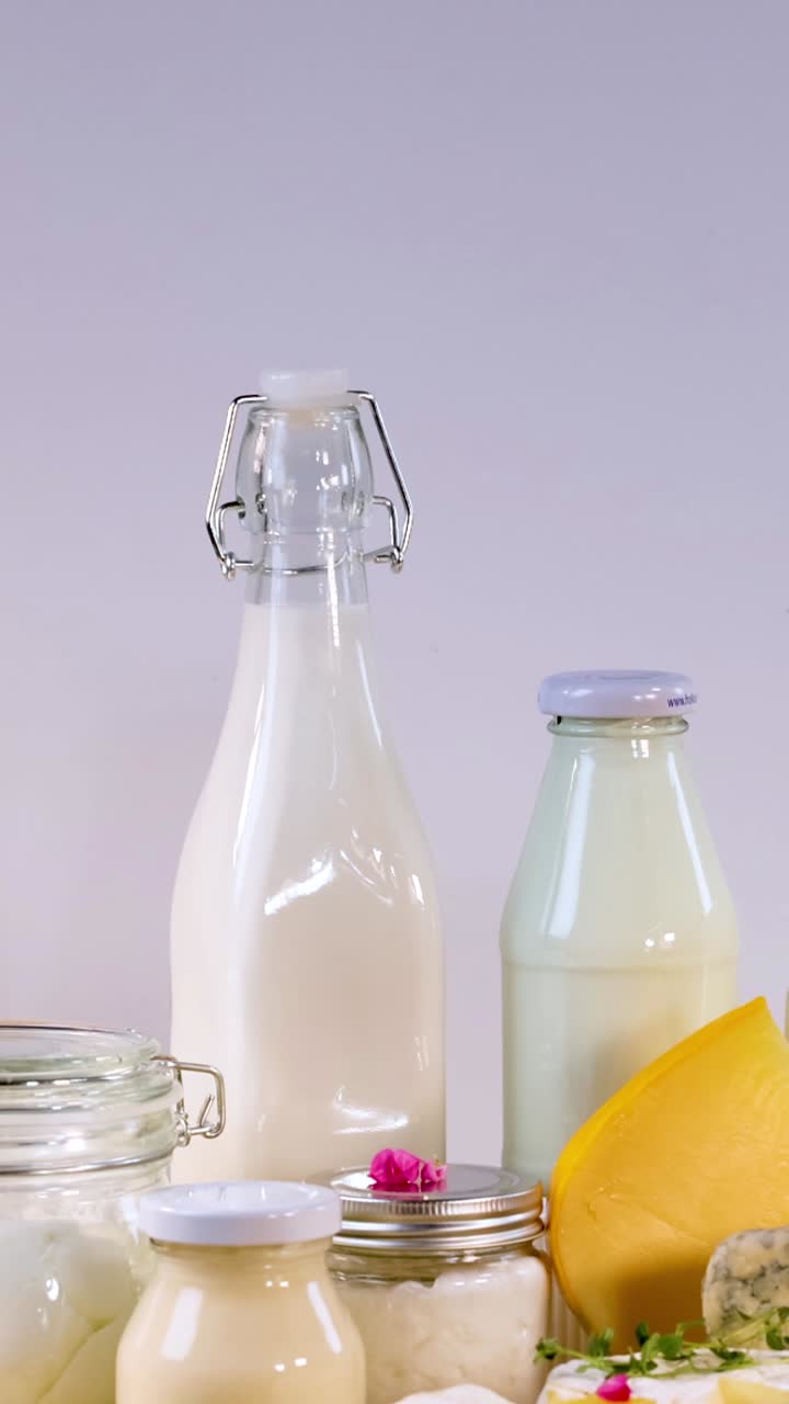 productos lácteos variados dispuestos en una superficie de madera