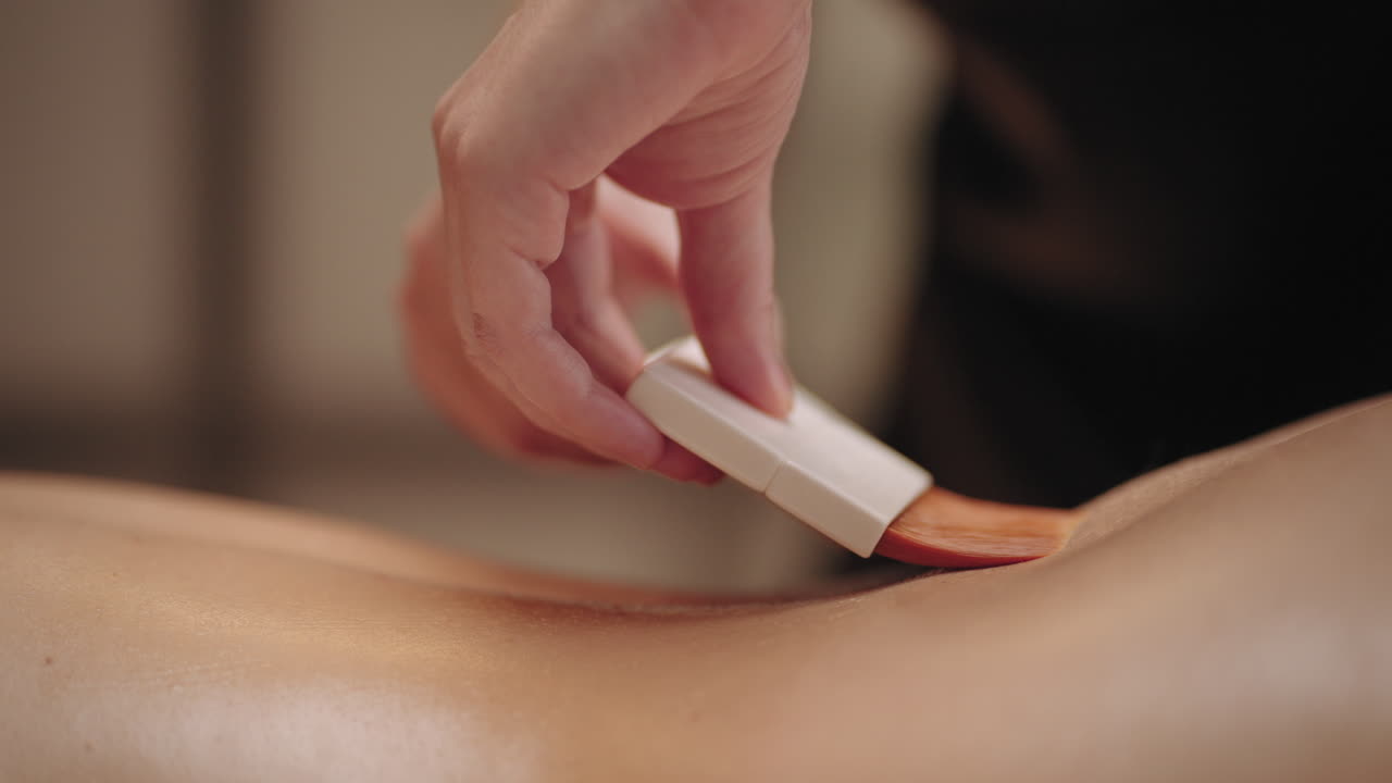 스파 살롱에서 마사지 세션 중에 휴식과 명상 전통적인 아시아 마사지 브러시와 기름