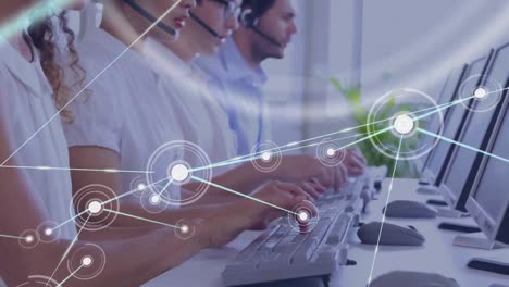 conectores en movimiento y datos digitales sobre personas que trabajan