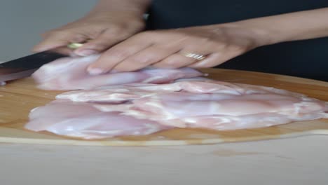 preparación de pecho de pollo crudo