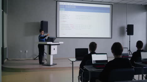 presentación de un estudiante en una clase de ciencias de la computación