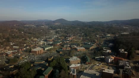 luftaufnahme hoch über boone, north carolina