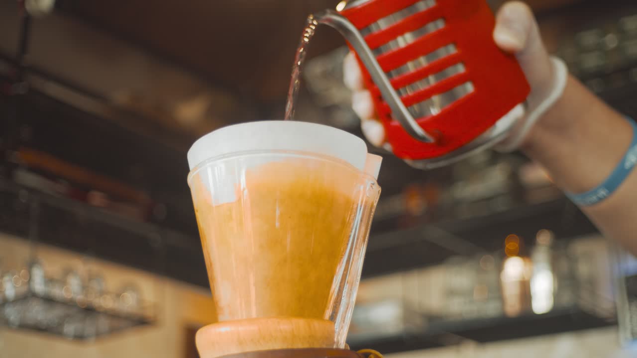 클래식 유리 커피 메이커 케멕스 스타일 필터 포트가 있는 커피 메이커 커피 머신에 붓습니다.