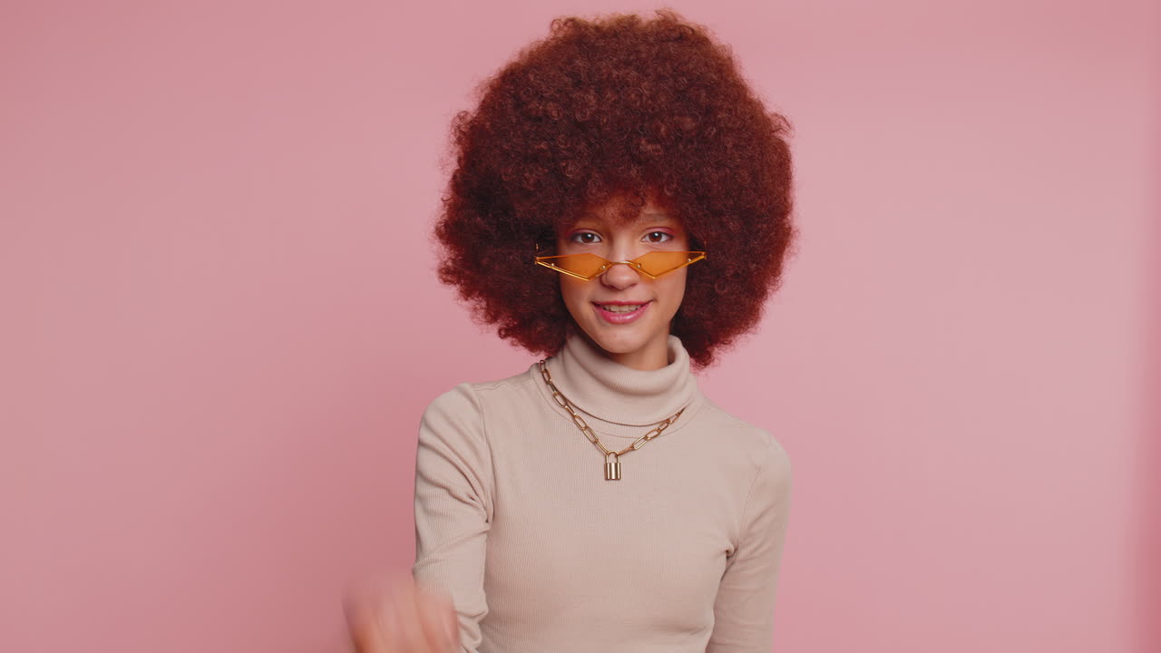 joven bruja gesticulando con varita mágica palo de hadas, haciendo que el deseo se haga realidad lanzando hechizo mágico