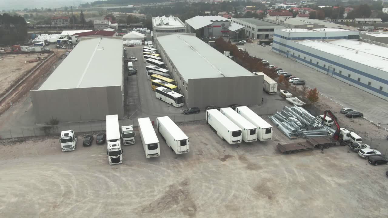 일부 산업 건물, 홀 옆에 주차된 트럭과 버스가 분실된 산업 구역