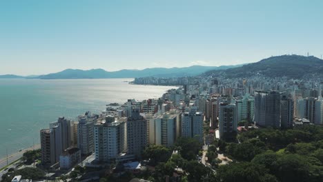 En-El-Centro-De-Florianópolis,-Captura-La-Belleza-De-Sus-Hitos-Arquitectónicos-Con-El-Telón-De-Fondo-Del-Pintoresco-Mar-Y-Las-Montañas-Iluminadas-Por-El-Sol-En-Un-Día-Soleado.