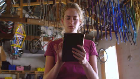 mujer usando una tableta digital en el taller 4k