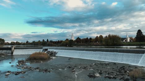 Idaho-Falls-Y-El-Río-Snake-Con-La-Famosa-Iglesia-Del-Templo-Mormón-Al-Fondo-En-Idaho,-EE.UU.