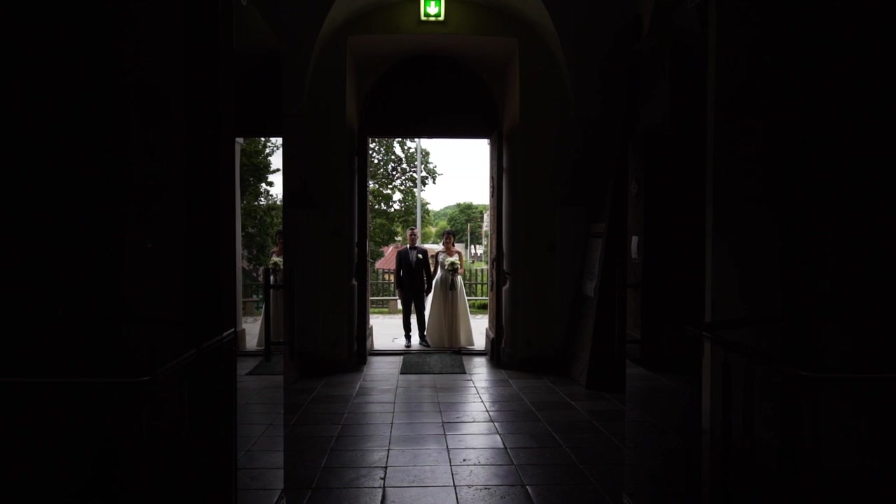 Evlenmeye hazır genç çift, damat ve gelin, nikah yolunda yürümeye başlıyorlar, geniş çekim