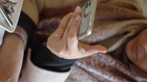 mujer usando el teléfono en un restaurante