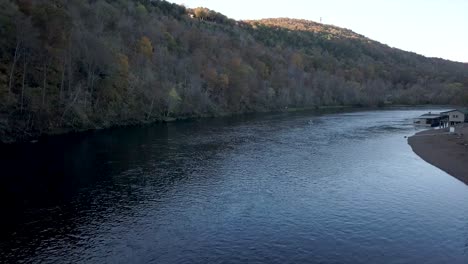 White-River-Arkansas-State-Park-Herbstfarben-In-Den-Bergen