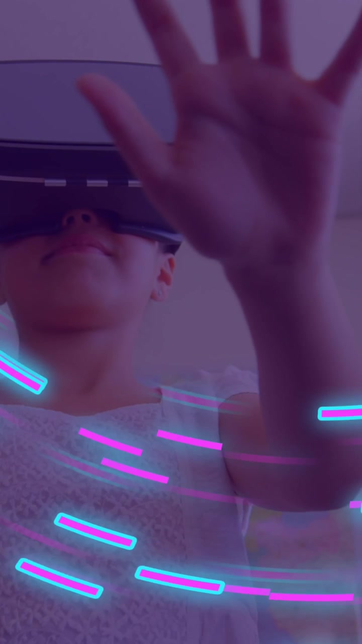 Animazione di scie luminose di trasferimento dati su un ragazzo afroamericano con visore VR.