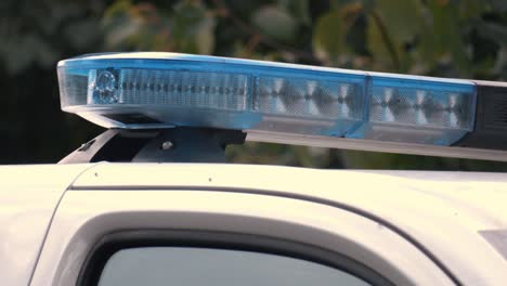 intermitente de sirena azul en el coche de policía