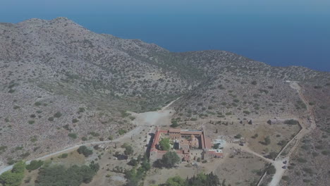 vue aérienne du monastère de gouverneto en crète, en grèce