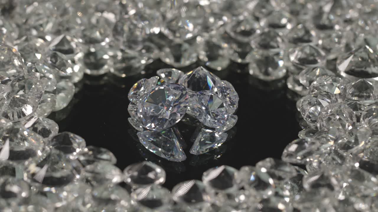 검은색 배경의 거울에 다른 모양의 다이아몬드