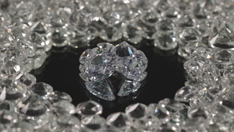 diamantes de diferentes formas en el espejo con fondo negro