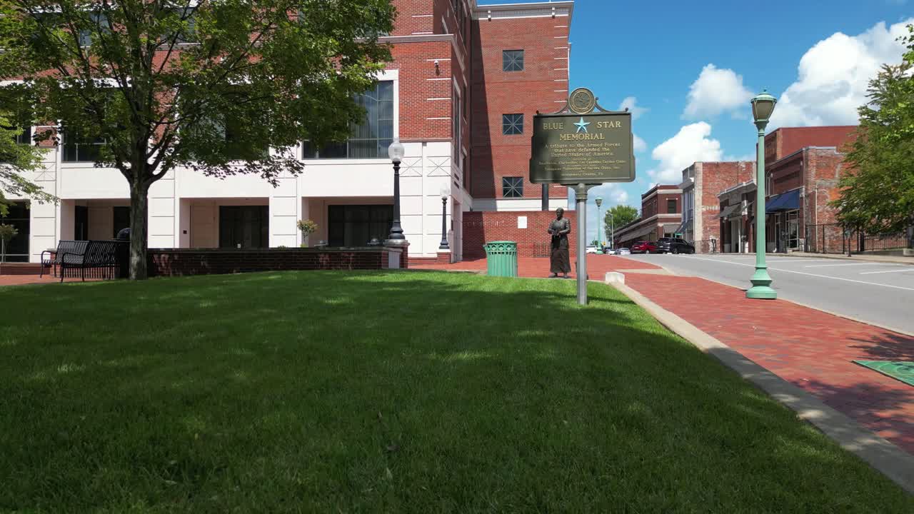 estatua de lenora witzel fuera del juzgado de clarksville en el centro de clarksville, tennessee