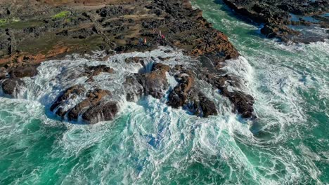 Ubicado-En-El-área-Escénica-De-Cabo-Perpetuo,-A-Solo-Tres-Millas-Al-Sur-De-Yachats-Oregon,-El-Pozo-De-Thor-Es-Un-Agujero-En-Forma-De-Cuenco-Excavado-En-La-Costa-De-Basalto-áspero.