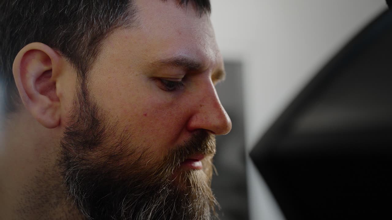Primo piano di un uomo con la barba