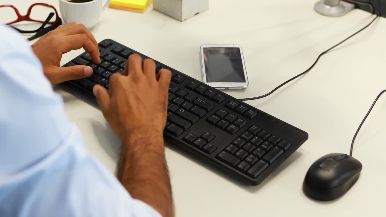 ejecutivo masculino trabajando en la computadora