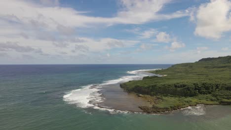 在熱帶島<unk>海岸上空飛翔的空中射擊