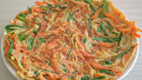 Pajeon-Oder-Koreanischer-Pfannkuchen-Oder-Koreanische-Pizza---Asiatischer-Essensstil