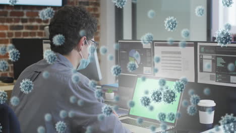animación de células de covid-19 flotando sobre un hombre con una máscara facial, usando una computadora portátil en la oficina