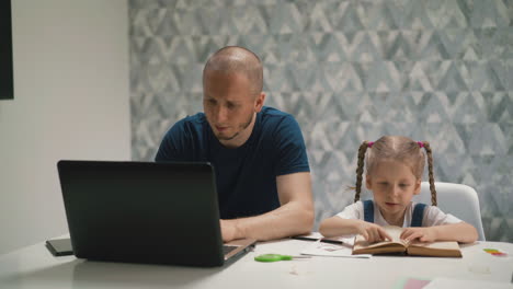 Padre-E-Hija-Aprendiendo-En-Casa