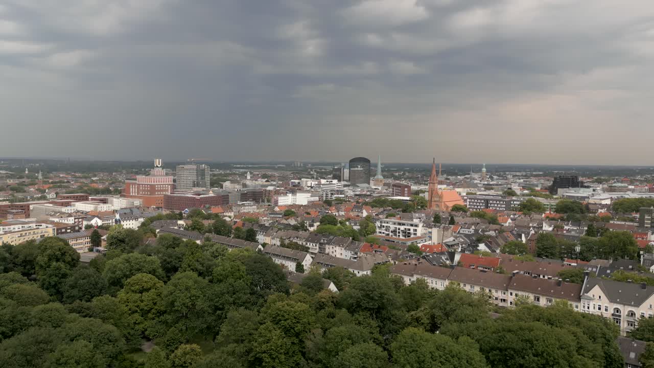 disparo de drones subiendo y volando sobre la ciudad de dortmund en alemania
