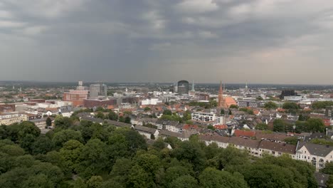 Drone-Disparó-Elevándose-Y-Volando-Sobre-La-Ciudad-De-Dortmund-En-Alemania