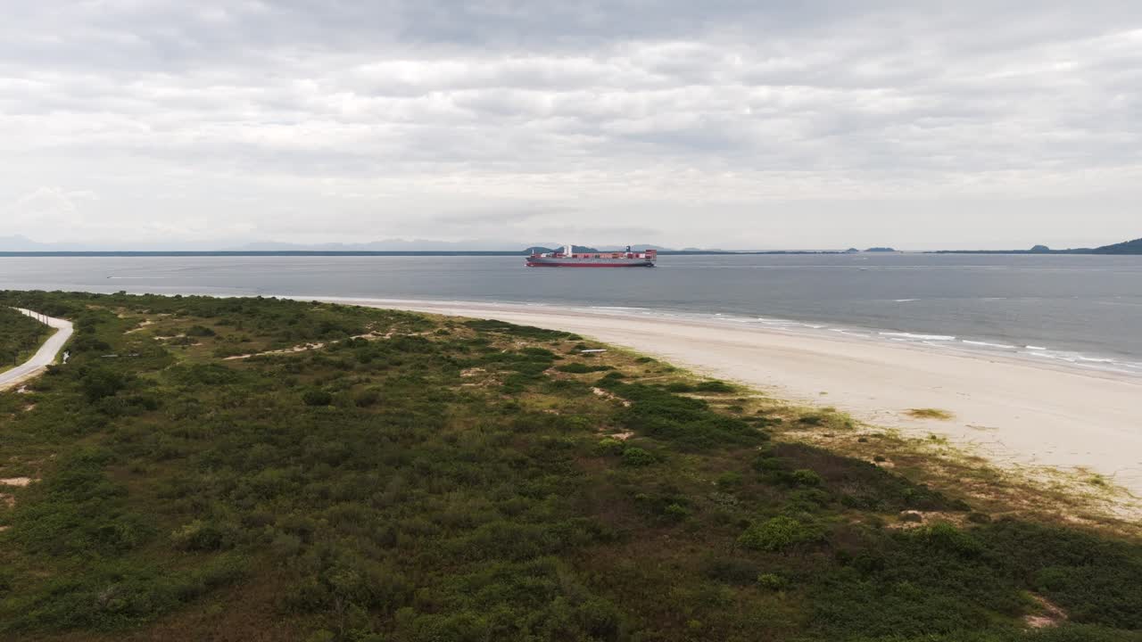 컨테이너로 가득 찬 대형 화물선이 브라질 파라나주 폰탈도술 해안에서 항해하고 있다.