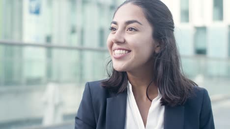 feliz empleada discutiendo el éxito laboral con un colega afuera y dándole cinco