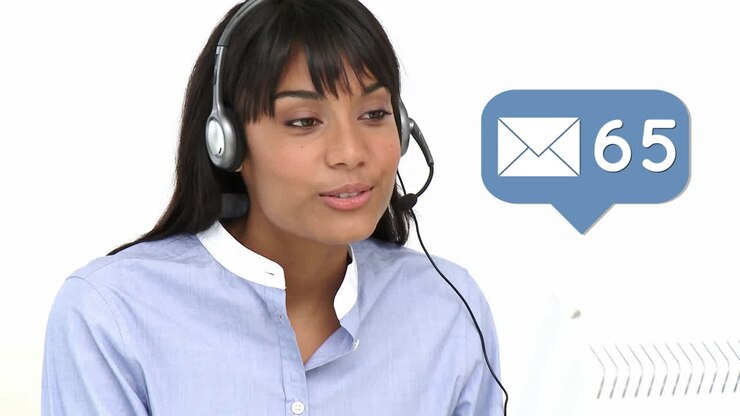 Operatore di call center che parla con i clienti