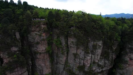 Contrast-of-crowded-and-lonely-viewpoints-in-Huangshi-Village-to-admire-Zhangjiajie-karst-sandstone-pillars,-China