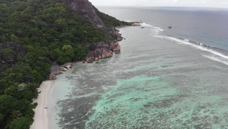 Vista-Aérea-De-Anse-Source-D&#39;argent,-La-Digue,-Seychelles,-Filmada-En-Las-Primeras-Horas-De-La-Mañana-Sin-Gente-En-La-Playa