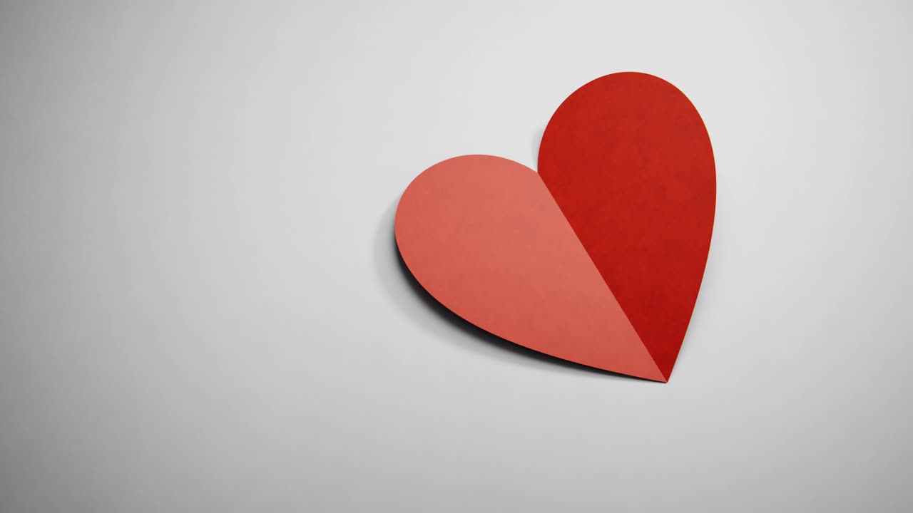 Cuore di carta rosso con ombra su sfondo bianco